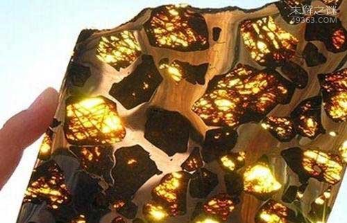 农夫刨出一块石头竟是罕见天价陨石，闪闪发光的金色蜂巢