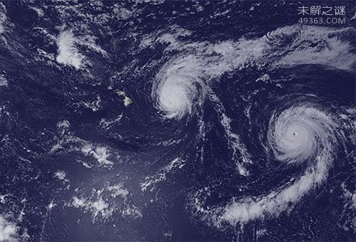 在飓风眼中非常的安全，风力相对较小且空气比较温暖