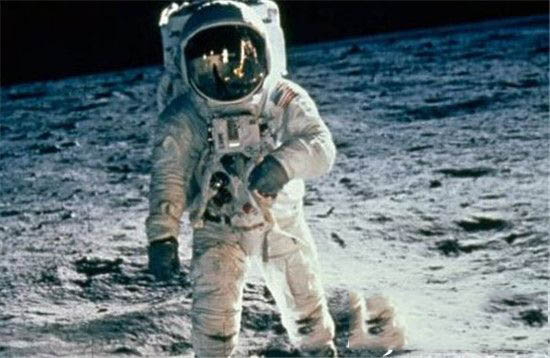 外星人监视人类证据曝光 月球已被外星人改造