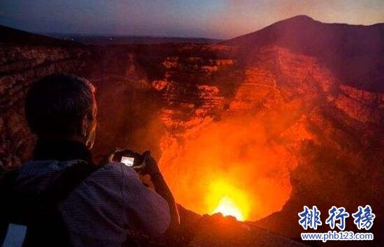 世界上最小的火山，布斯卡与拉佩克尼塔火山（高3cm）