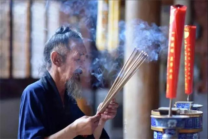 【传统文化】烧香为何一定是烧三根 烧三根香代表什么意思