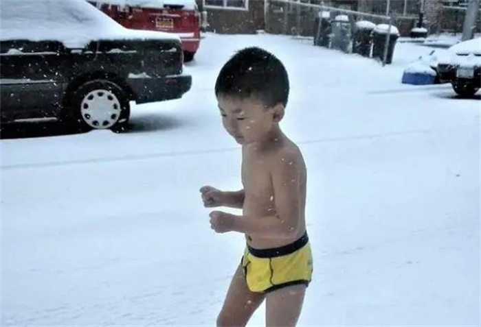 10年前 被父亲逼迫零下13度裸跑的4岁小男孩 现在他有何成就？