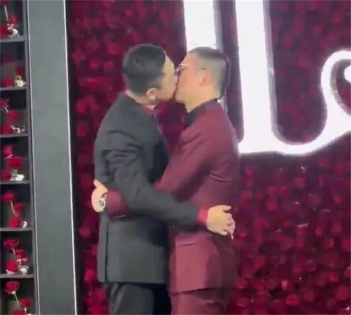 【同性恋婚礼】俩男子在酒店举办婚礼 现场拥吻秀恩爱