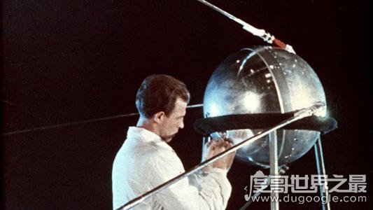 发射第一颗人造卫星的国家是那个，前苏联(1957年发射)