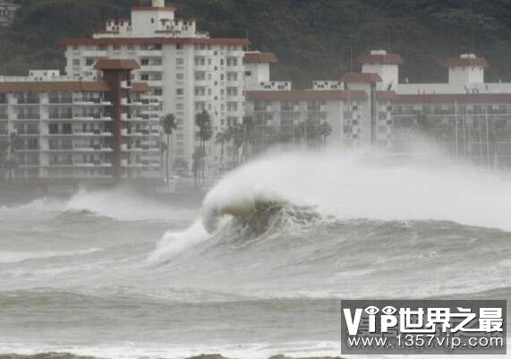 史上最强台风21级，能在海面掀起20米巨浪(常与狂风暴雨相伴)