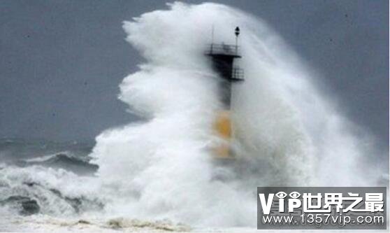 史上最强台风21级，能在海面掀起20米巨浪(常与狂风暴雨相伴)