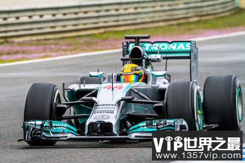 F1赛车手上车前要先摘掉方向盘