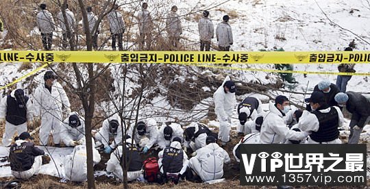 在韩国首尔以南的华城,警方挖掘遇难者尸体.
