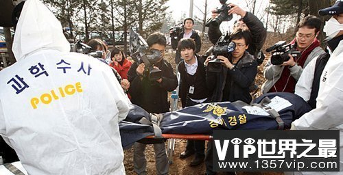 在韩国首尔以南的华城,警方挖掘遇难者尸体