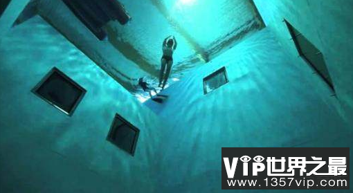 世界上最深的游泳池看起来像一个无底洞