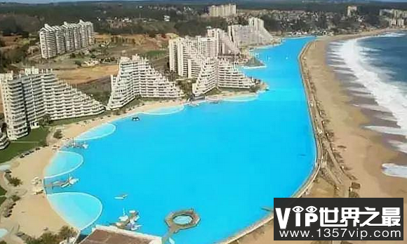 世界上最大的游泳池可以容纳250000立方米的水(相当于11个足球场)