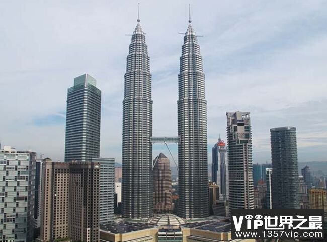 吉隆坡石油双塔 452米