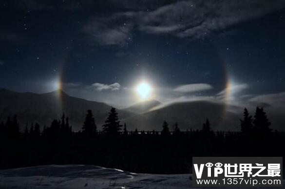 最罕见气象奇观：幻月，月亮周围形成彩色光环