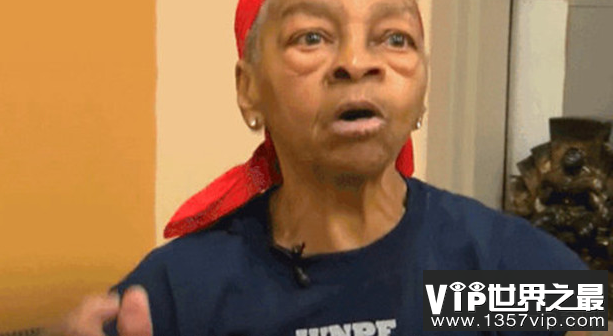 这名82岁的祖母殴打劫匪后被送往救护车