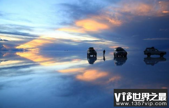 世界上最大的盐层覆盖了荒野的Uuyuni盐沼泽,反映了天空的景象