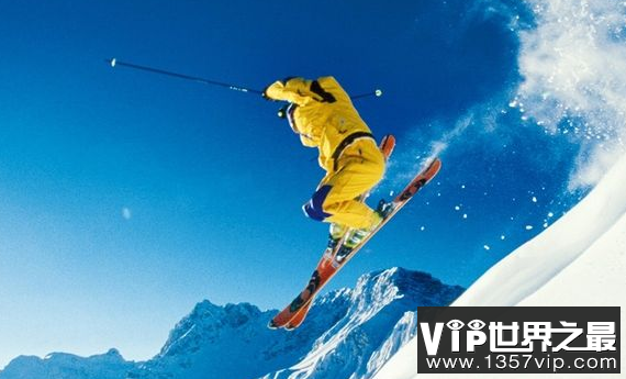 世界上最令人兴奋的滑雪从13000英尺的垂直山峰滑下来