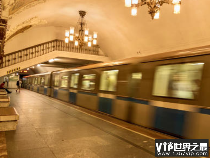 1975年莫斯科地铁失踪案，列车停放在巨大的防水闸上