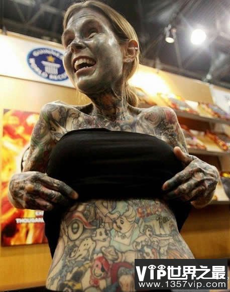 世界上纹身最多的女人，95%的皮肤被纹身覆盖(www.5300tv.com)