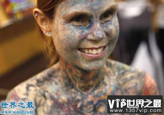 世界上纹身最多的女人，95%的皮肤被纹身覆盖(www.5300tv.com)
