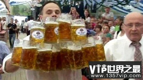 与啤酒有关的吉尼斯世界纪录，1.3秒喝下1升啤酒(www.5300tv.com)