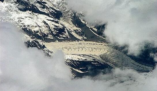 在西藏雪山高空拍到西藏龙照片，真龙出没疑似冰川