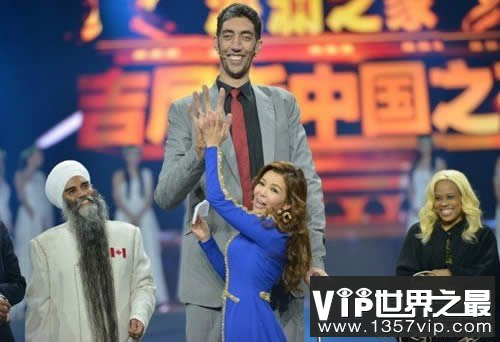 世界第一巨人和高人，詹世钗3.19米VS罗伯特2.74米(www.5300tv.com)