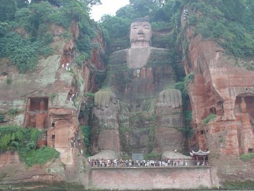 世界上最大的石刻弥勒佛像，四川乐山大佛高达71米