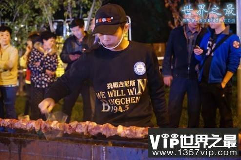 世界上最长的烤肉串，长194.5米(中国创造)(www.5300tv.com)