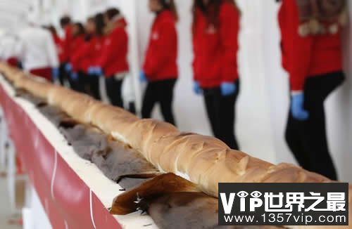 世界上最长的法棍面包，60人制作(长121米)(www.5300tv.com)