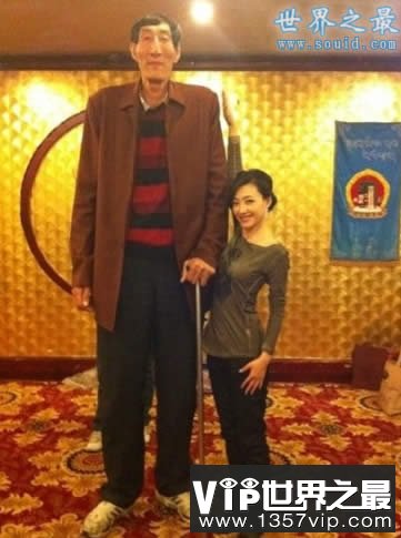 中国最高的人，吉尼斯认证鲍喜顺(2.36米)(www.5300tv.com)
