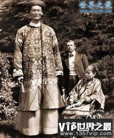 中国最高的人，吉尼斯认证鲍喜顺(2.36米)(www.5300tv.com)