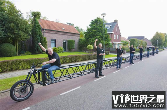 世界上最长的自行车，长达35.79米(www.5300tv.com)
