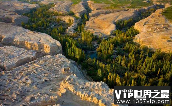 世界上最低的盆地吐鲁番盆地，比海平面还低154米（图4）