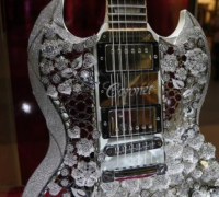 世界上最昂贵的吉他：水晶与钻石裹身的天价吉他(价值1300万)