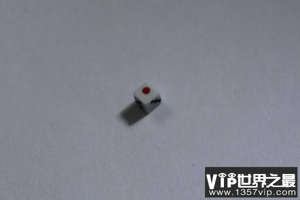 世界上最小的骰子，只有0.3毫米大小，纳米工艺的精品