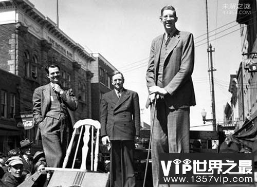 罗伯特·潘兴·瓦德罗，人类有证据记载最高的巨人（2.72米）