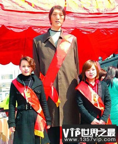 中国十大巨人，巨人赵亮比姚明高一个头