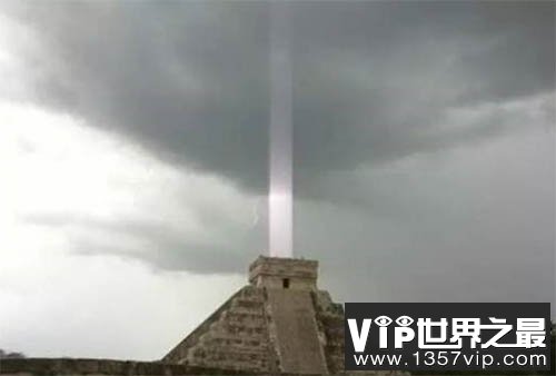 玛雅神庙惊现神秘光束:世界末日的信号吗？