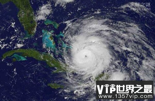 在飓风眼中非常的安全，风力相对较小且空气比较温暖