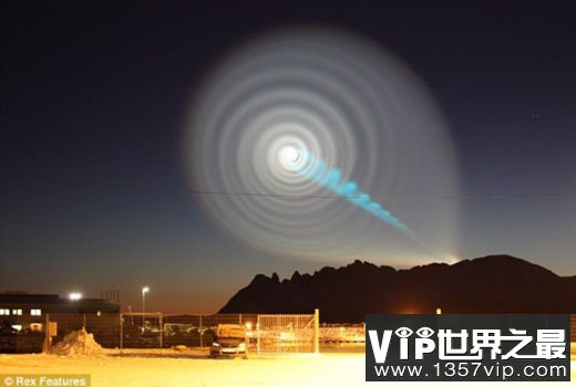 导弹还是UFO？数千人称夜空出现神秘螺旋光线 