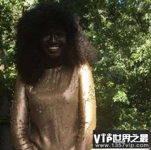 世界上最黑的女人是谁：KhoudiaDiop，夜晚出门等于隐身