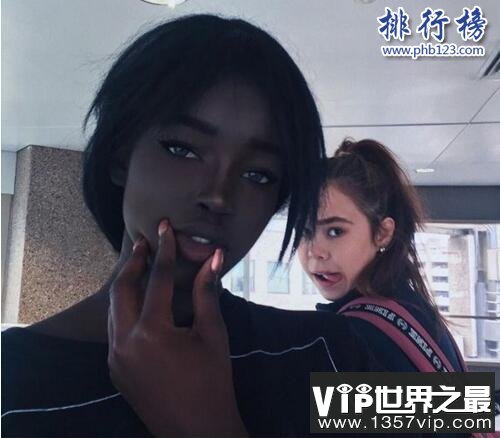 世界上最黑的女人是谁：KhoudiaDiop，夜晚出门等于隐身