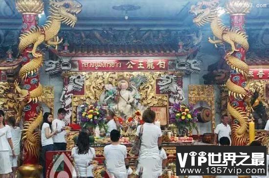 泰国的白龙王预言成真，因泄漏天机去世？