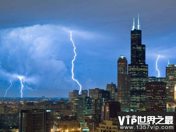 芝加哥向上闪电引惊叹，四座摩天大楼不停的向天空放电