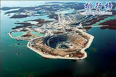 世界著名的4大钻石矿坑：西伯利亚米尔钻石矿坑深达525米