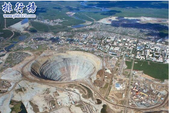 世界著名的4大钻石矿坑：西伯利亚米尔钻石矿坑深达525米