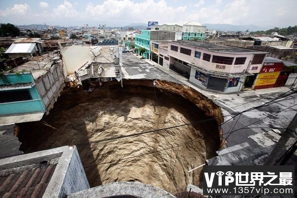 世界最壮观的人为天坑：地表塌陷造成15人死亡