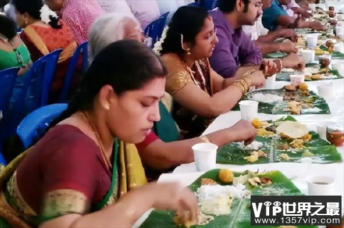 印度人吃饭都用手 为啥他们不用餐具？（印度饮食）