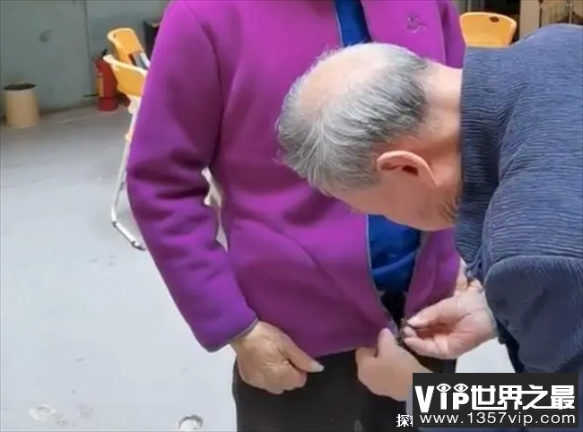 91岁爷爷给88岁老伴网购衣服 当做生日礼物(场面温馨)