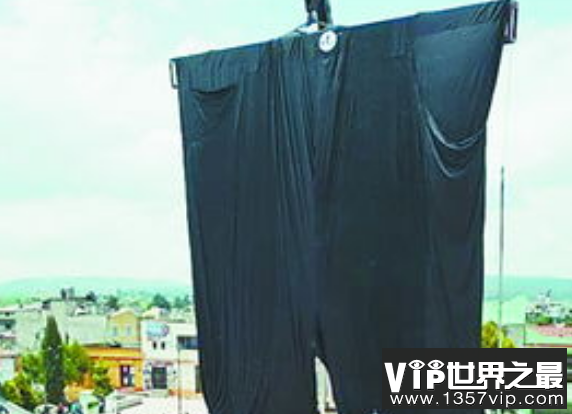 世界上最大的牛仔裤 诞生我国广州省(全长68米)